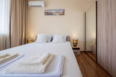 Bed, Photo of the whole room, Bedroom, towels, air conditioner