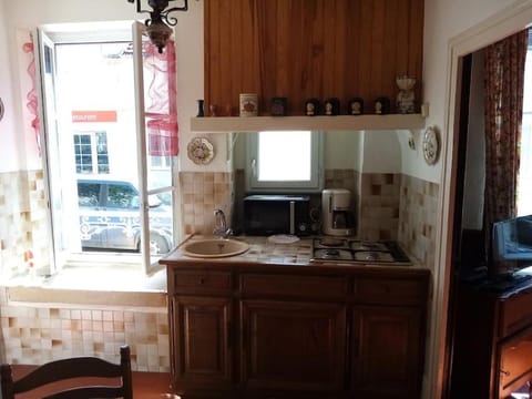 Kitchen or kitchenette, minibar