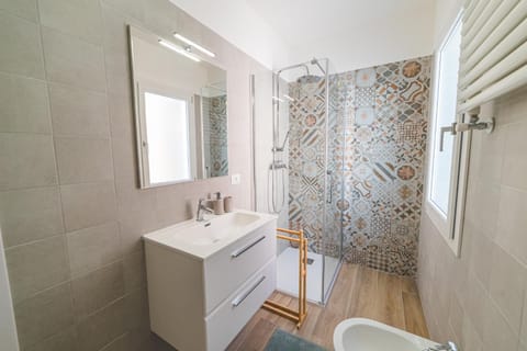 Shower, Toilet, Bathroom, bidet, towels