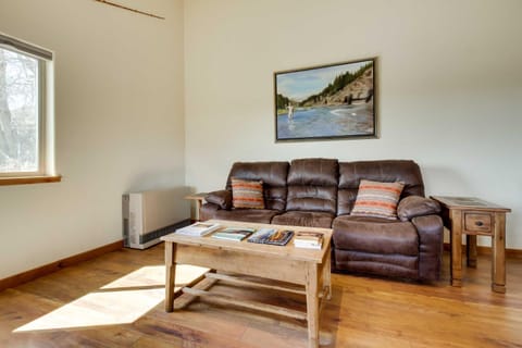 Beautiful Jefferson River Cabin with Mountain Views! Cabin in Divide