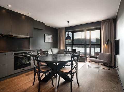 Kitchen or kitchenette, Dining area