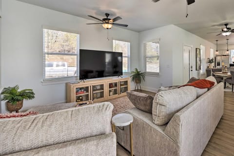 Convenient Fayetteville Home - 3 Mi to Town! House in Fayetteville