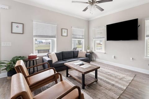 Downtown home + bay views + seafood market House in Sanders Beach