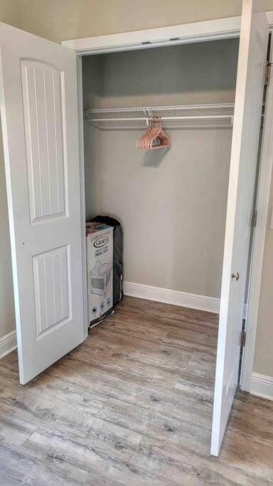 Downtown home + bay views + seafood market House in Sanders Beach