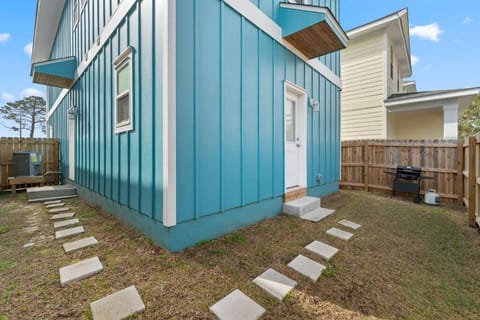 Downtown home + bay views + seafood market House in Sanders Beach