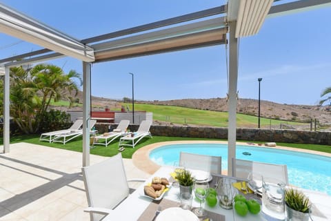 Solarium, View (from property/room), Balcony/Terrace, Dining area, Mountain view, Swimming pool
