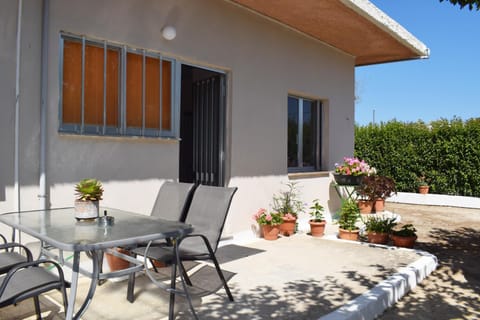 Patio, Patio, Spring, Day, Garden, View (from property/room), Balcony/Terrace, Dining area