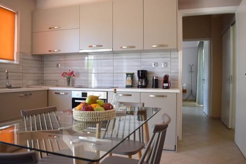 Coffee/tea facilities, Kitchen or kitchenette, Dining area, oven, stove, kitchen