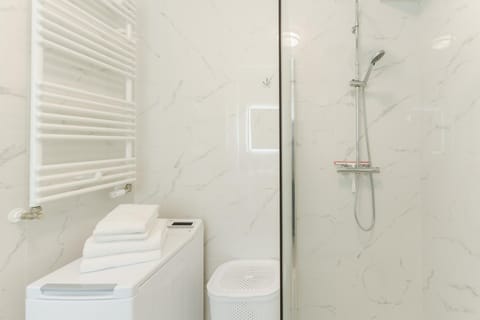 Shower, Toilet, Bathroom, towels