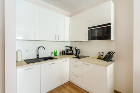 Coffee/tea facilities, Kitchen or kitchenette, minibar, stove