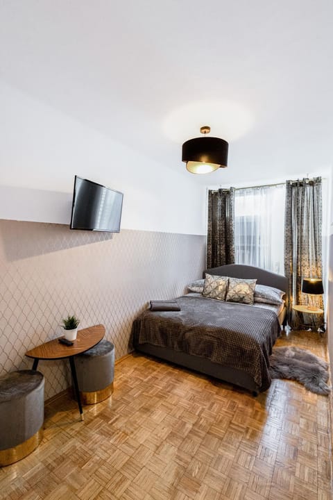 Bed, TV and multimedia, Photo of the whole room, Bedroom, towels