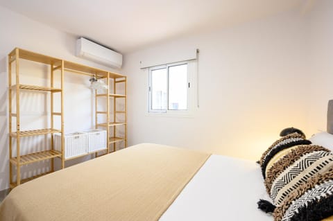 Bed, Photo of the whole room, Bedroom, hair dresser, internet, air conditioner