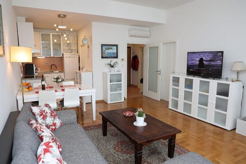 TV and multimedia, Kitchen or kitchenette, Seating area, Dining area, air conditioner