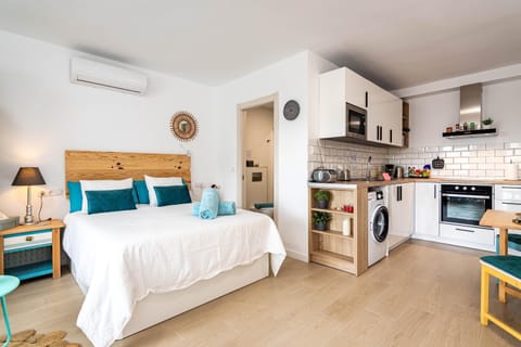 Bed, kitchen