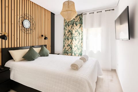 Bed, TV and multimedia, Photo of the whole room, Bedroom, towels