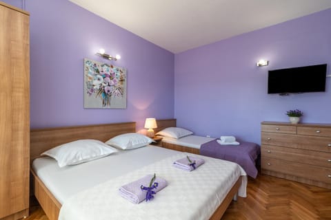 Bed, TV and multimedia, Bedroom