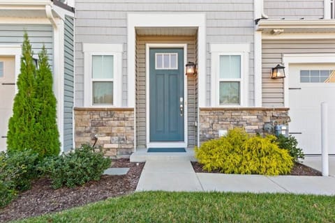 Modern Townhouse with Pool Gym & Tennis Near Beach House in Millville