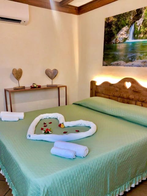 Bed, Photo of the whole room, Bedroom, towels, air conditioner