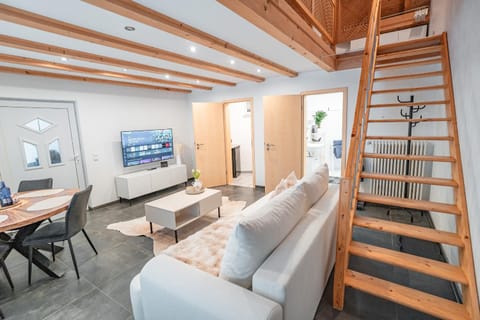 TV and multimedia, Living room, Seating area, Dining area