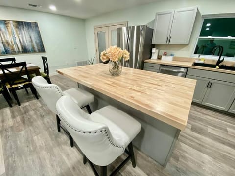 Charming renovated home with jetted tub/king beds House in Gainesville