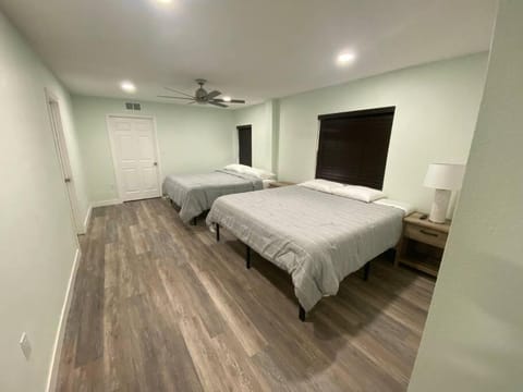 Charming renovated home with jetted tub/king beds House in Gainesville