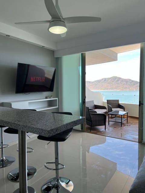 TV and multimedia, Living room, Evening entertainment