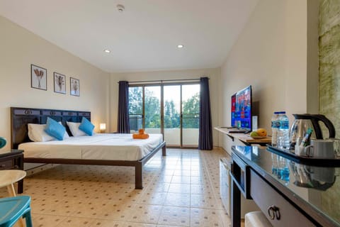 Bed, Coffee/tea facilities, Food and drinks, Bedroom, minibar