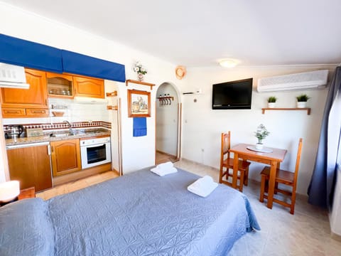 Bed, TV and multimedia, Kitchen or kitchenette, Living room, Photo of the whole room, Dining area, Bedroom, minibar, pet friendly, stove, air conditioner