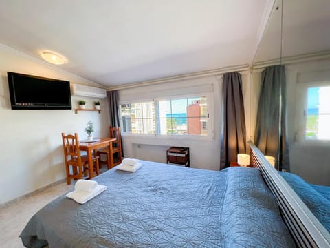 Bed, TV and multimedia, Photo of the whole room, Dining area, Sea view, towels
