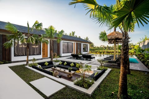 Garden, Seating area, Garden view, Swimming pool, sunbed