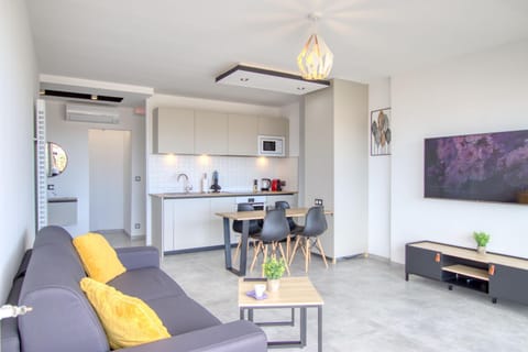 TV and multimedia, Coffee/tea facilities, Kitchen or kitchenette, Living room, Seating area, Dining area, minibar, air conditioner