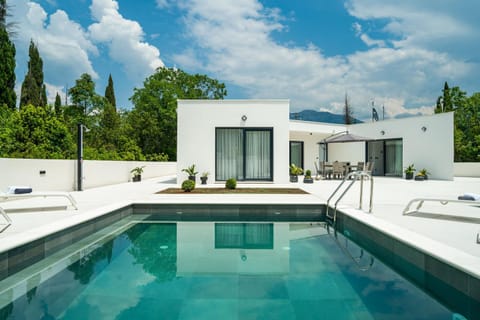 Property building, Patio, Day, Pool view, Swimming pool, sunbed