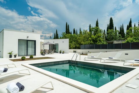 Property building, Swimming pool, Breakfast