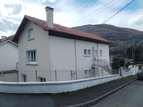 Property building, Neighbourhood, Mountain view