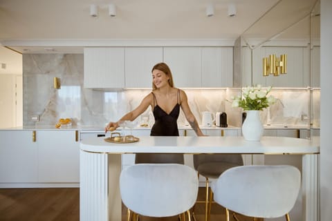 People, Kitchen or kitchenette, Food and drinks, Dining area, group of guests