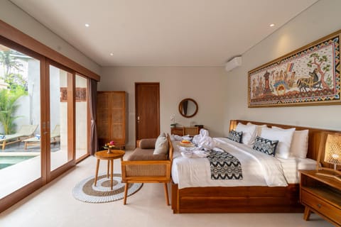 Bed, Living room, Photo of the whole room, Seating area, Bedroom