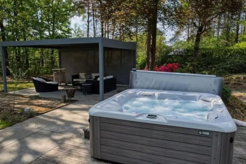 Patio, Day, Garden, Hot Tub, Hot Tub