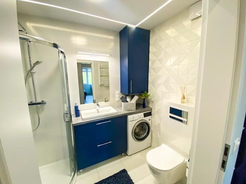 Shower, Toilet, Bathroom, towels, washing machine