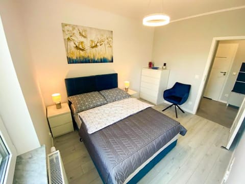 Bed, TV and multimedia, Photo of the whole room, Seating area, Bedroom