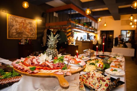 Restaurant/places to eat, Food