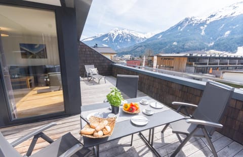 Natural landscape, View (from property/room), Balcony/Terrace, Balcony/Terrace, Dining area, Mountain view