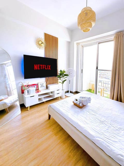 Bed, TV and multimedia, Photo of the whole room, Bedroom