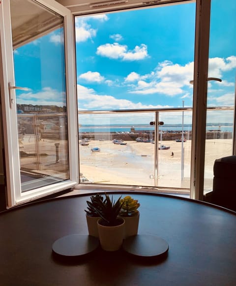 Natural landscape, View (from property/room), Balcony/Terrace, Beach, Sea view