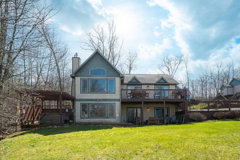 Property building, Patio, Neighbourhood, Natural landscape, Balcony/Terrace, Seating area