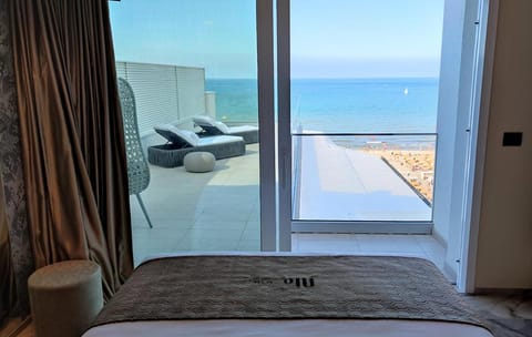 Bed, Natural landscape, View (from property/room), Balcony/Terrace, Photo of the whole room, Bedroom, Pool view, Sea view