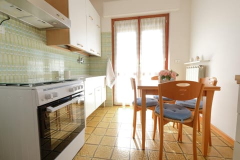 Kitchen or kitchenette, Dining area, pet friendly