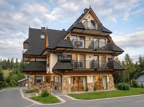 Property building, Spring, Day, Garden, Garden view