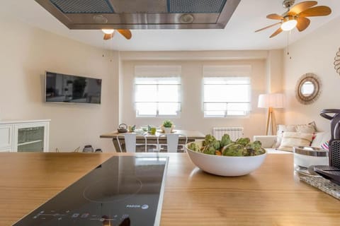 TV and multimedia, Living room, Photo of the whole room, Decorative detail, Seating area, Dining area, fireplace, kitchen