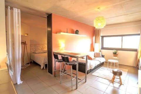 Bed, Living room, Photo of the whole room, Seating area, Dining area, Bedroom