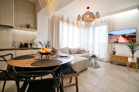 TV and multimedia, Coffee/tea facilities, Kitchen or kitchenette, Living room, Seating area, Dining area
